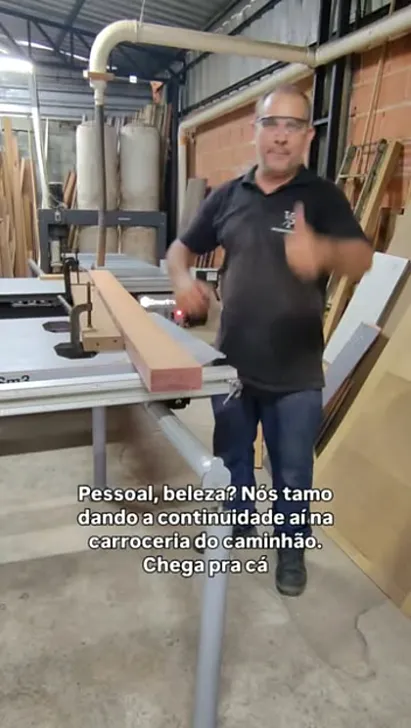 Marcenaria da Vidraçaria Petrópolis trabalhando madeira na oficina