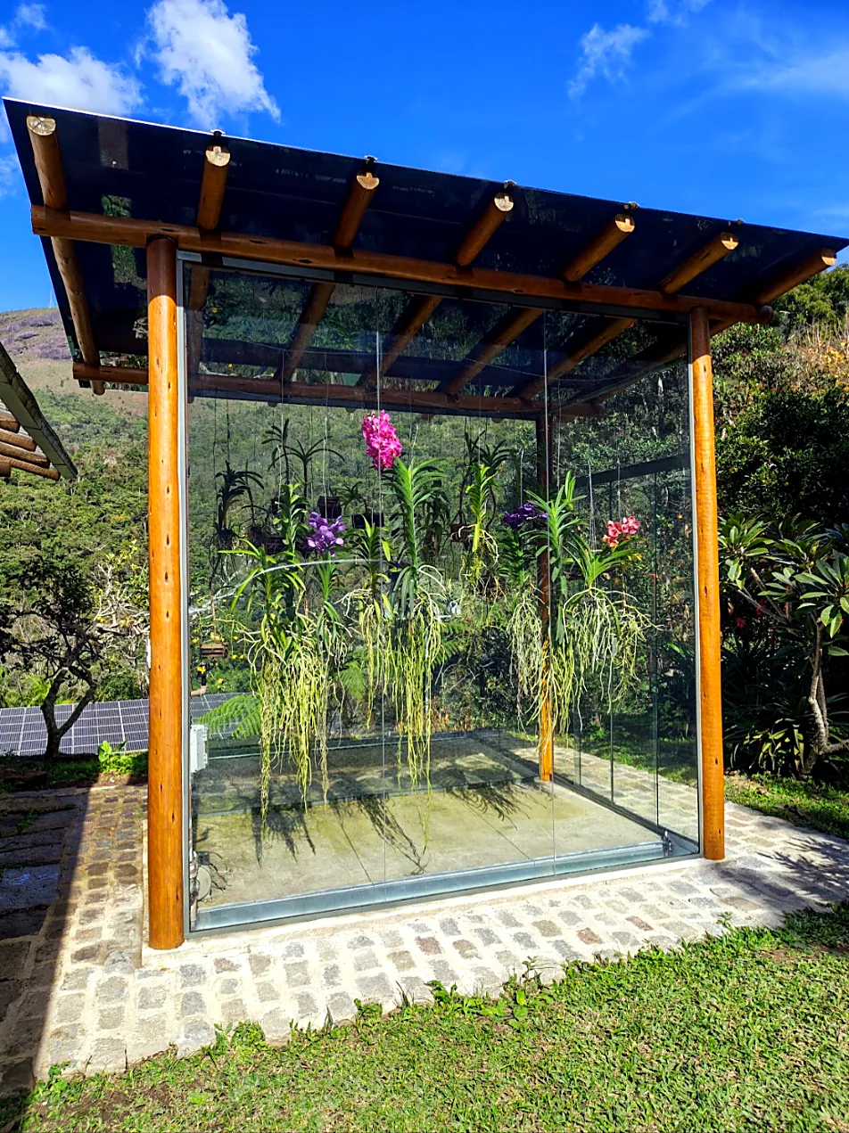 Estrutura em vidro temperado com orquidário, feita pela Vidraçaria Petrópolis