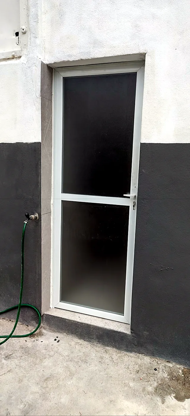 Porta de alumínio com vidro jateado instalada