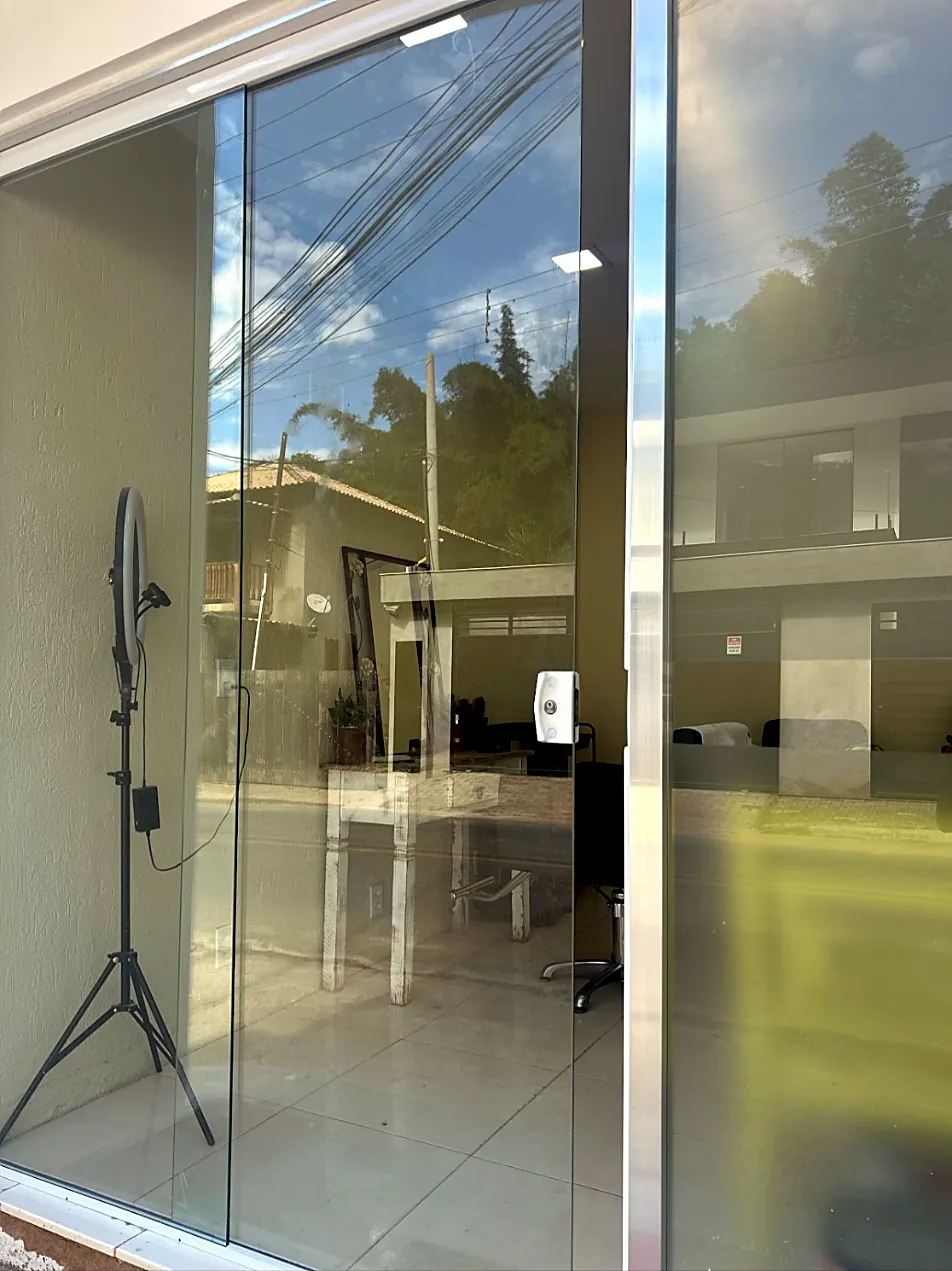 Porta de correr em vidro temperado instalada pela Vidraçaria Petrópolis